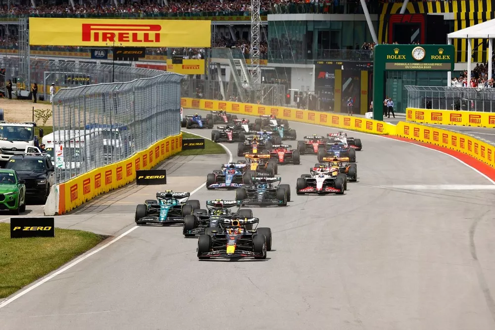 Max Verstappen, Red Bull Racing RB19, Lewis Hamilton, Mercedes F1 W14, Fernando Alonso, Aston Martin AMR23, George Russell, Mercedes F1 W14, Esteban Ocon, Alpine A523, the rest of the field at the start