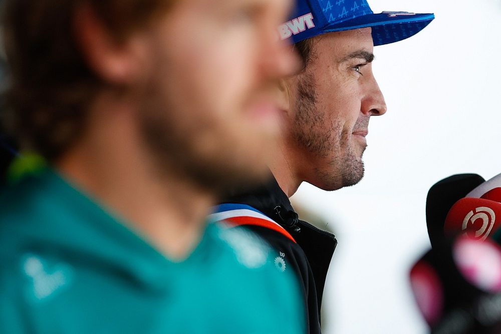 Fernando Alonso, Alpine F1 Team, Sebastian Vettel, Aston Martin, hablan con los medios de comunicación