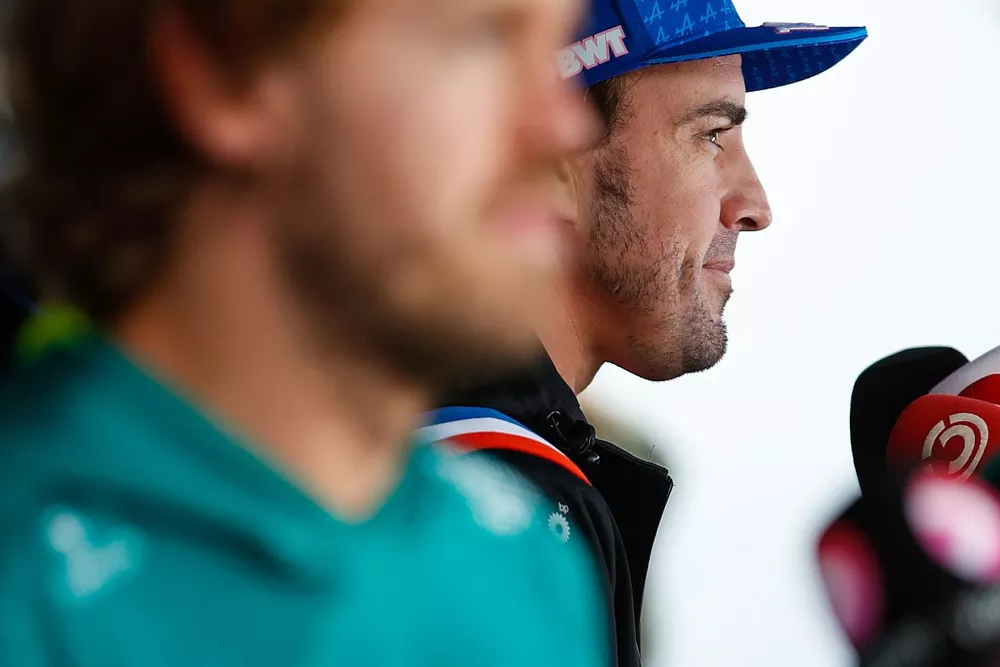 Fernando Alonso, Alpine F1 Team, Sebastian Vettel, Aston Martin