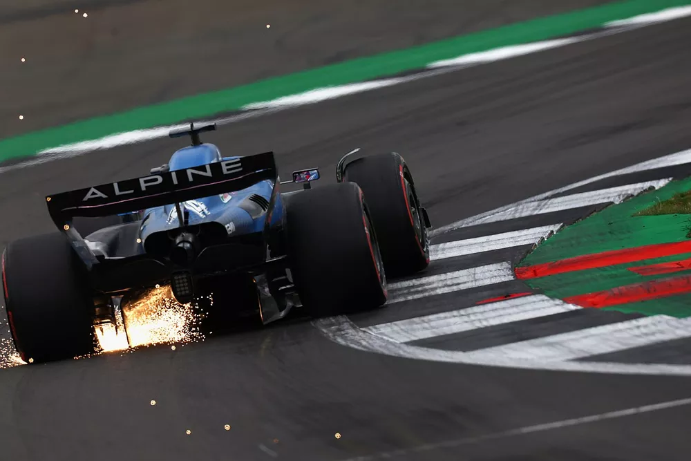 Fernando Alonso, Alpine A522, fait des étincelles