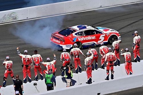 NASCAR Cup: Larson vence em Sonoma após estratégia certeira