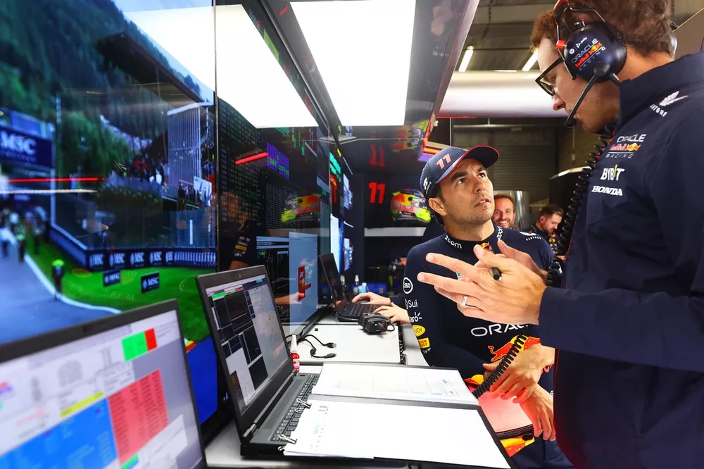 Sergio Perez, Red Bull Racing RB19, avec son ing&eacute;nieur Hugh Bird