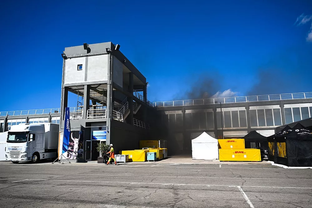 Humo desde el pitlane