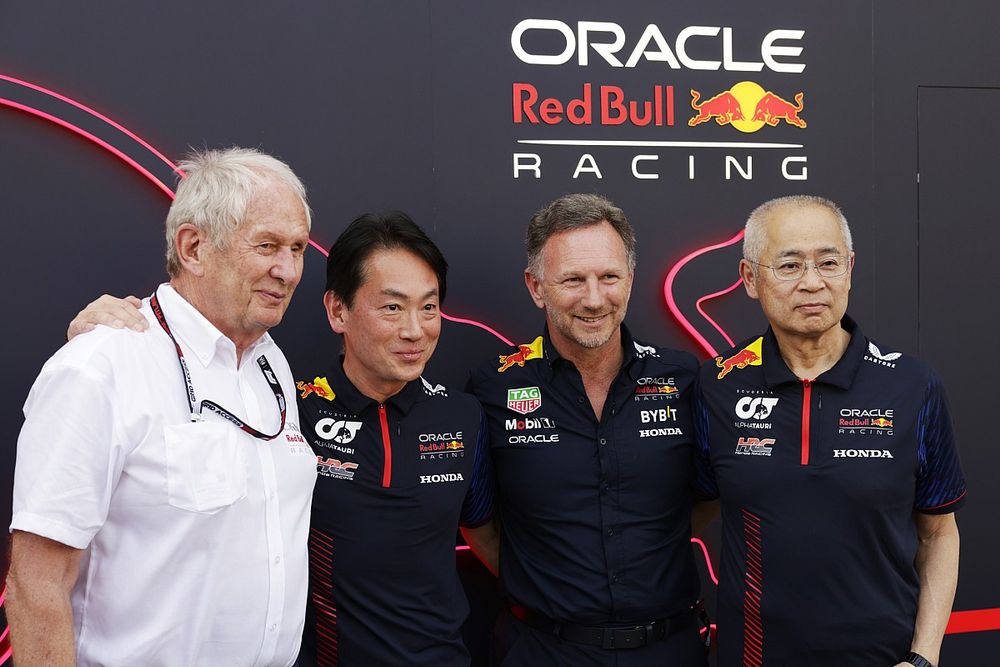 Helmut Marko, asesor de Red Bull Racing, con Christian Horner, director del equipo Red Bull Racing, miembros de Honda.
