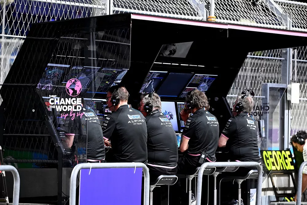 El equipo Alpine en el muro de boxes