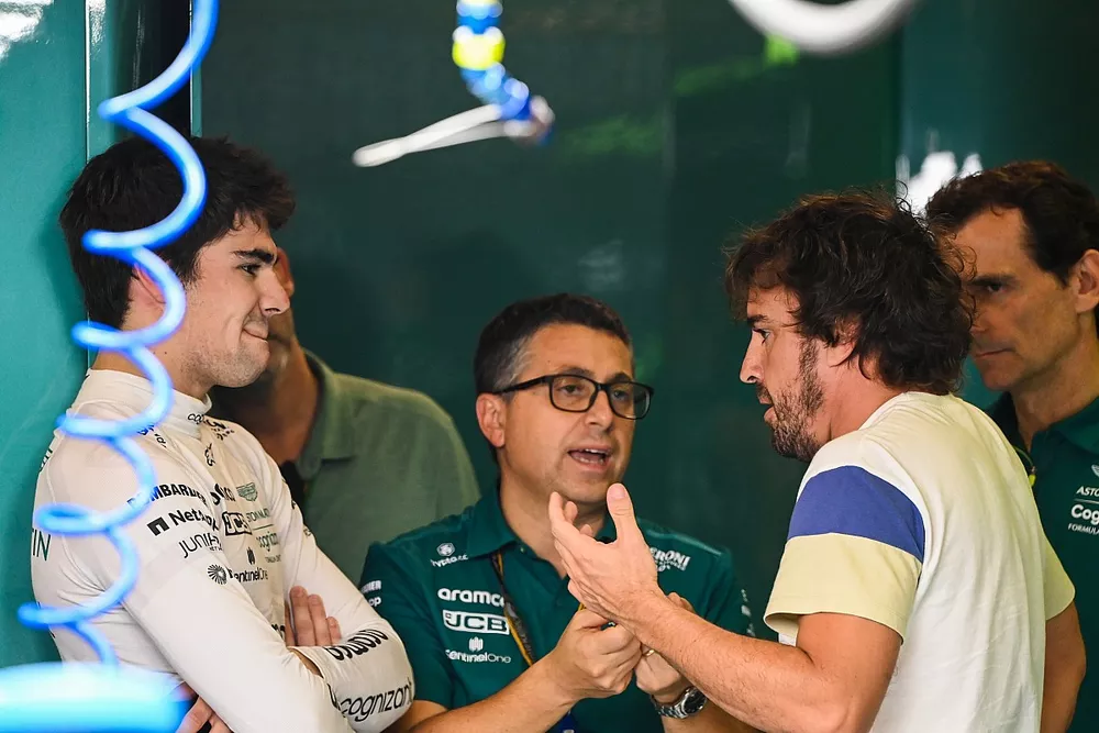 Lance Stroll, Aston Martin, parla con il nuovo compagno di squadra Fernando Alonso, Aston Martin, mentre Pedro de la Rosa lo osserva