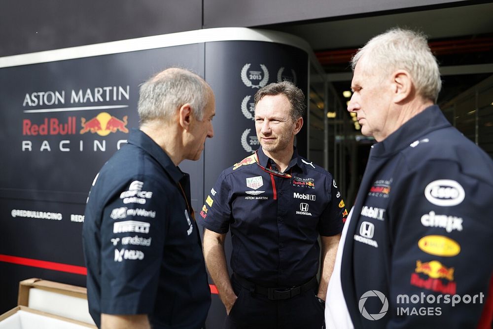 Franz Tost, director del equipo, AlphaTauri, Christian Horner, director del equipo, Red Bull Racing, y Helmut Marko, consultor, Red Bull Racing, en el paddock