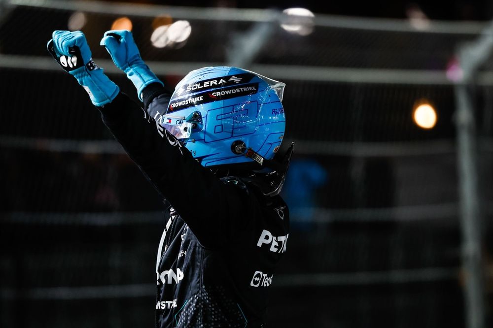 George Russell, Equipo Mercedes-AMG F1, 1&ordf; posici&oacute;n, celebra en Parc Ferme