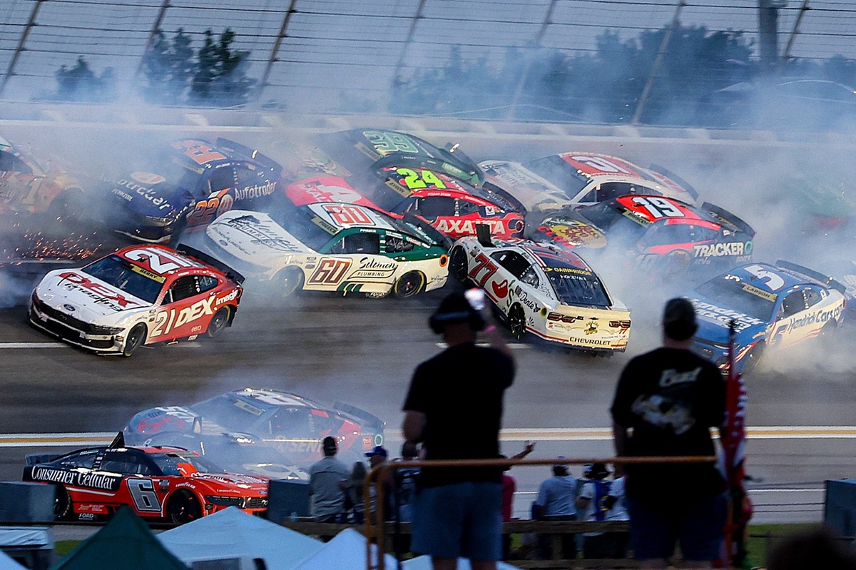 グリルの半分を排除したアトランタでのNASCARの強い事故