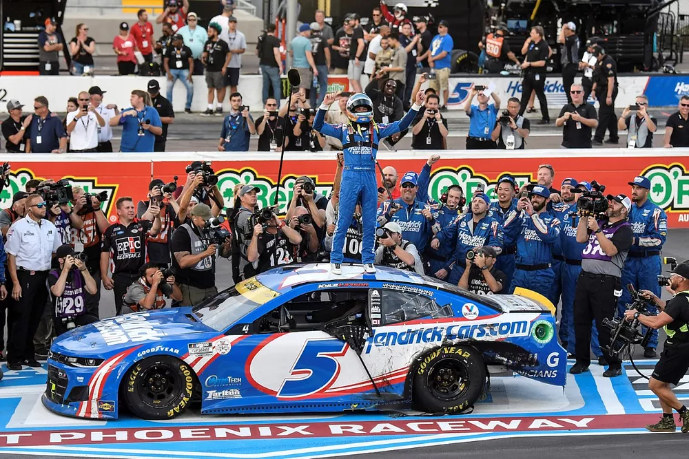 Champion Kyle Larson, Hendrick Motorsports, Chevrolet Camaro HendrickCars.com