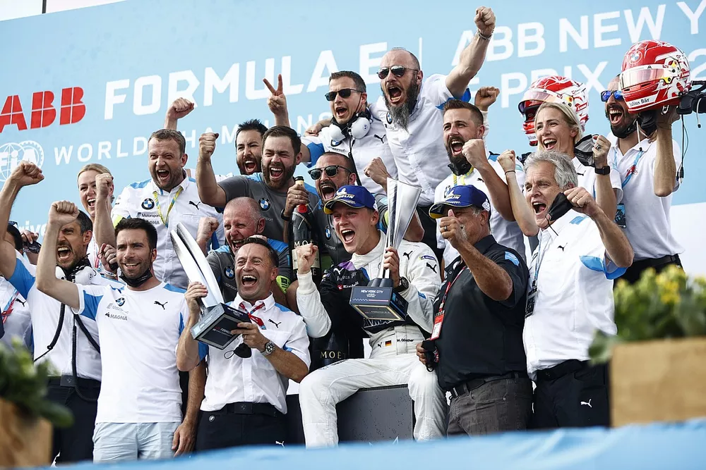Ganador Maximilian Guenther y el equipo BMW I Andretti celebran en el podio