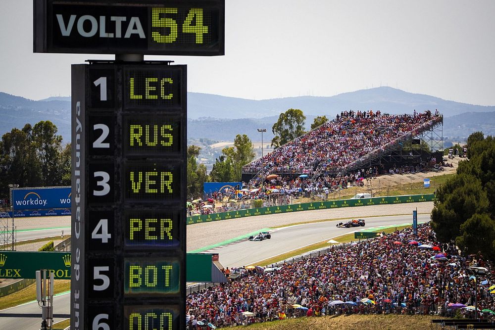 George Russell, Mercedes W13, Max Verstappen, Red Bull Racing RB18