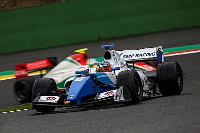Il pit costa caro a Fittipaldi. Isaakyan ne approfitta e centra il successo in Gara 2