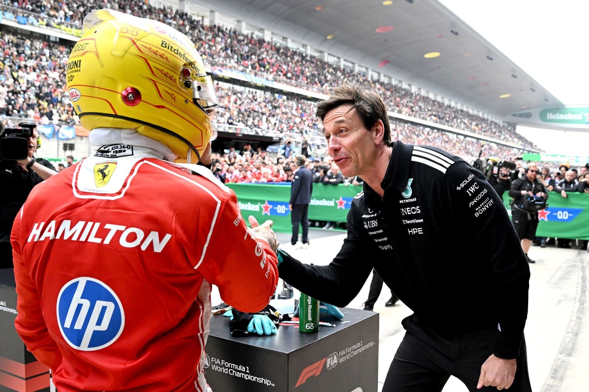 Wolff, bromeó: "Pensaba que teníamos tres coches... Primer, segundo y tercer puesto"