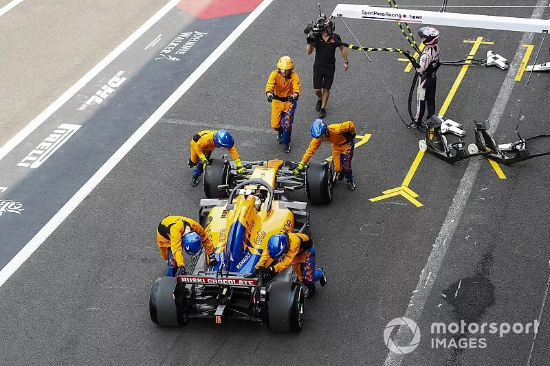 Lando Norris, McLaren MCL34, suffers an issue with his left front during his first pit stop