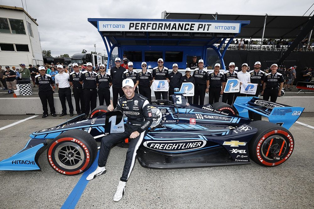 Ganador del premio NTT P1 Scott McLaughlin, Team Penske Chevrolet, pole, equipo