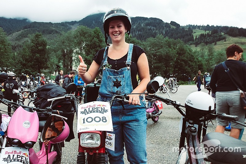 Annik Scholzen, lächelnd in die Pedale treten beim Alpenbrevet 2018