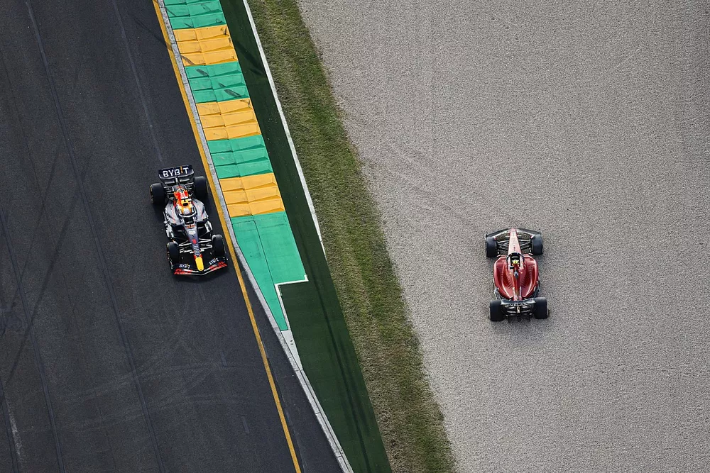 Max Verstappen, Red Bull Racing RB18, passeert de gestrande auto van Carlos Sainz Jr., Ferrari F1-75