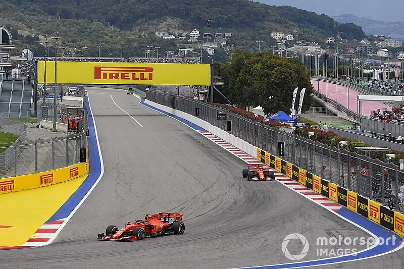 Charles Leclerc, Ferrari SF90, devant Sebastian Vettel, Ferrari SF90