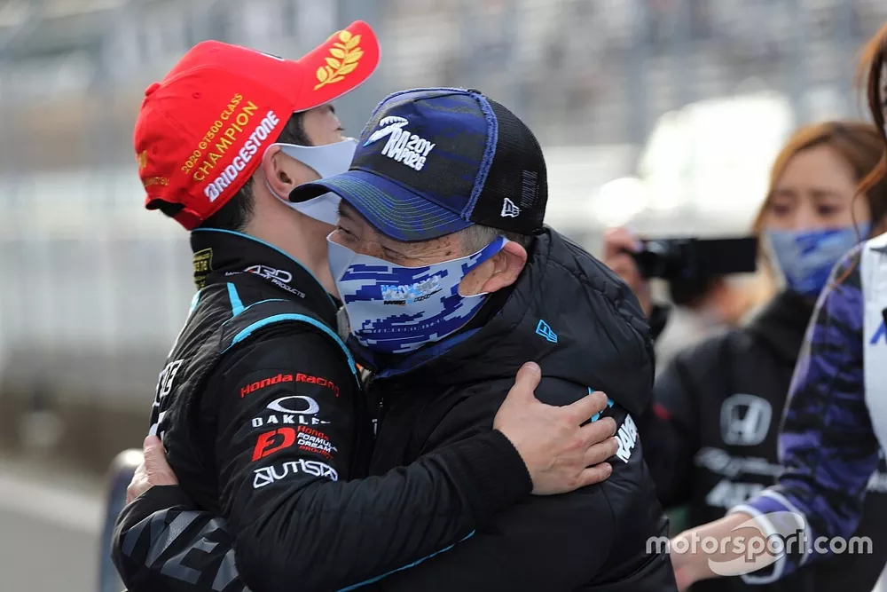 山本尚貴 Naoki Yamamoto、高橋国光総監督（#100 RAYBRIG NSX-GT）
