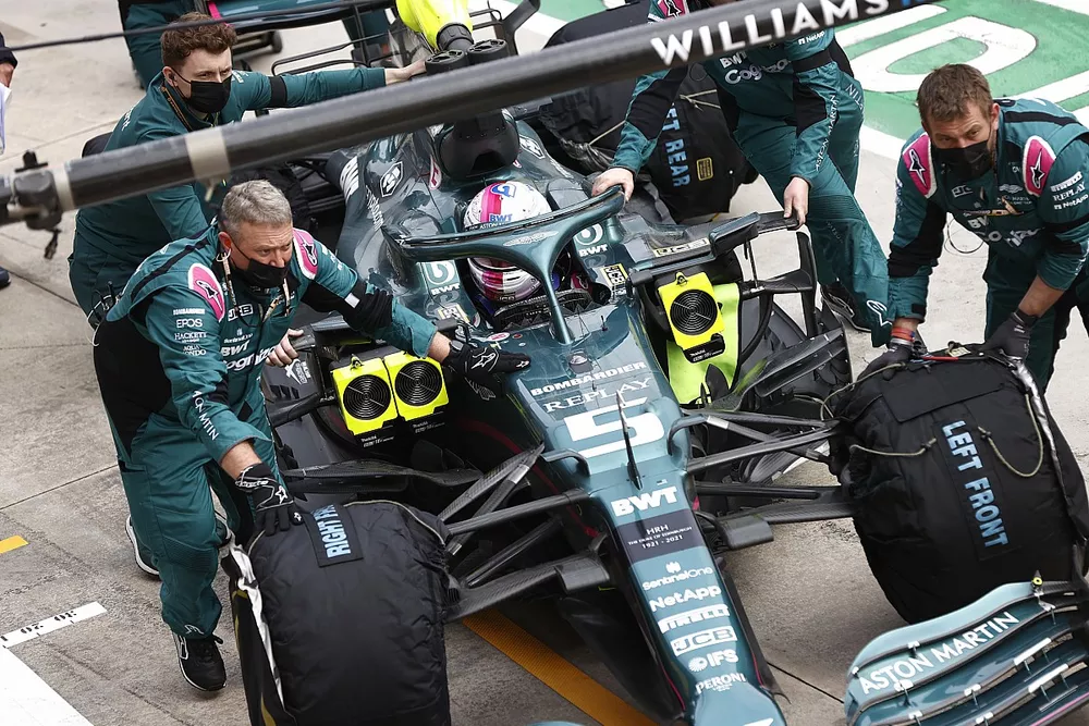 Mechanics with Sebastian Vettel, Aston Martin AMR21,