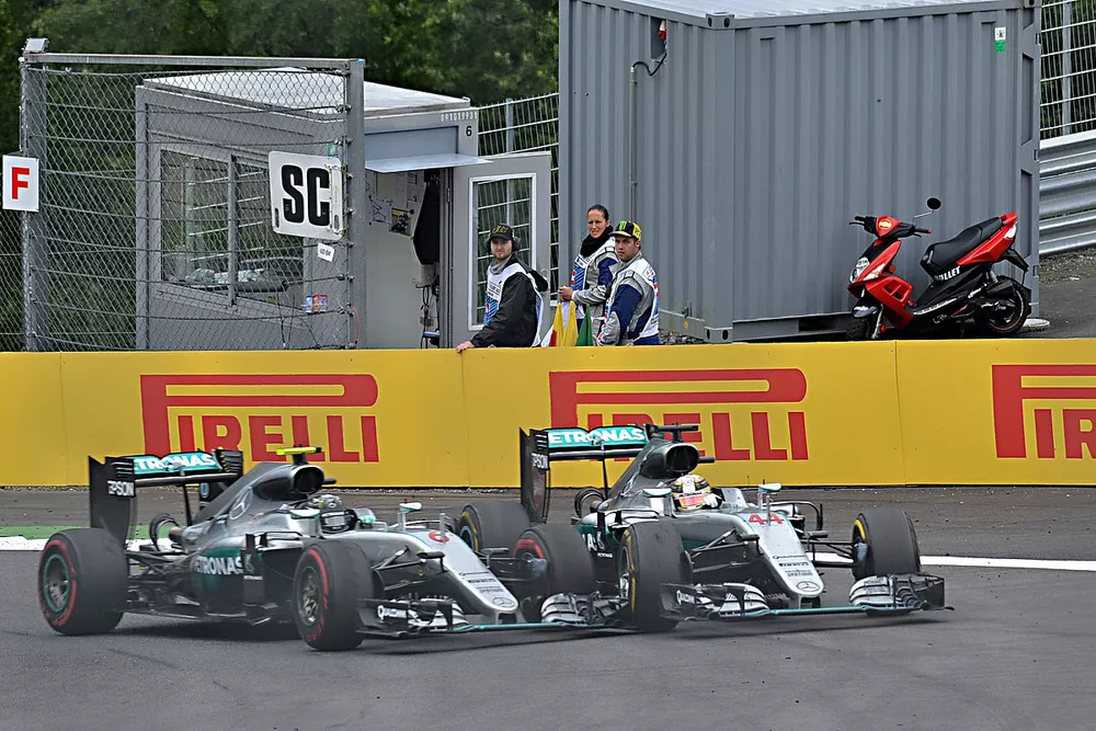 Nico Rosberg,  Mercedes-Benz F1 W07 Hybrid and Lewis Hamilton,  Mercedes-Benz F1 W07 Hybrid chocan en la última vuelta