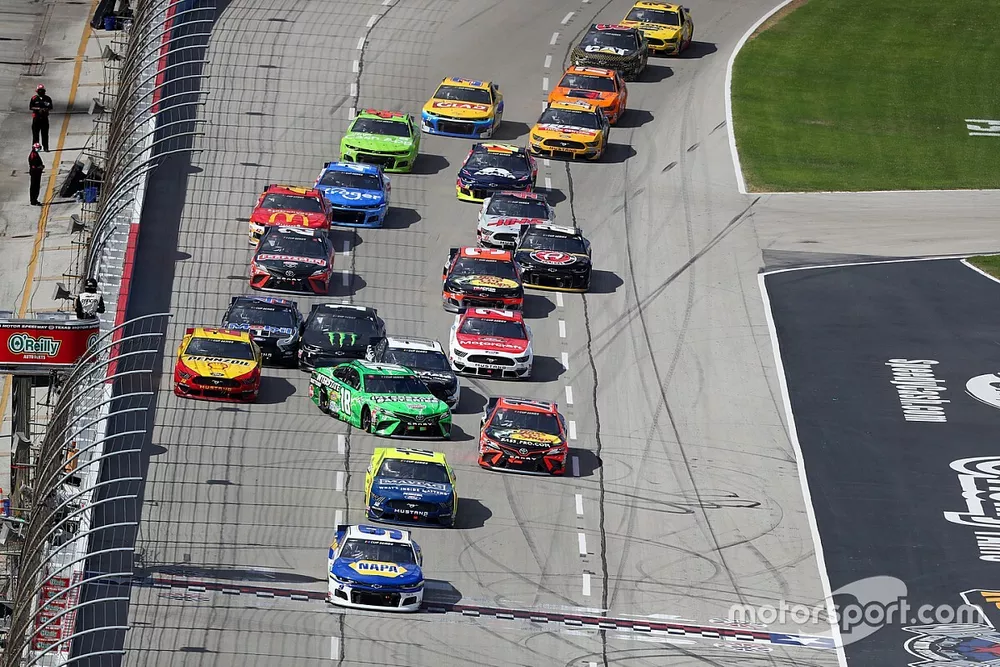 Chase Elliott, Hendrick Motorsports, Chevrolet Camaro, Martin Truex Jr., Joe Gibbs Racing, Toyota Camry, Kyle Busch, Joe Gibbs Racing, Toyota Camry, crash