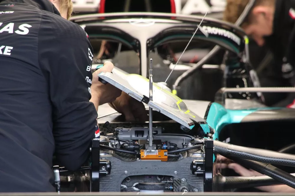 Mercedes W15 detalle del panel frontal