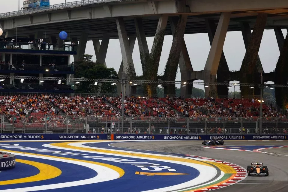 Lando Norris, McLaren MCL38, Alex Albon, Williams FW46