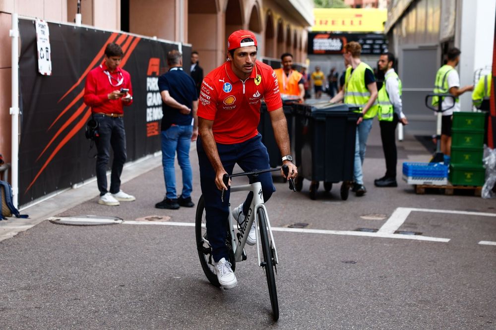 Carlos Sainz, Scuderia Ferrari, en bicicleta