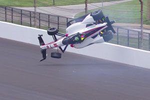 VIDEO: el accidente de Siegel que giró en el aire en el Fast Friday de Indy 500