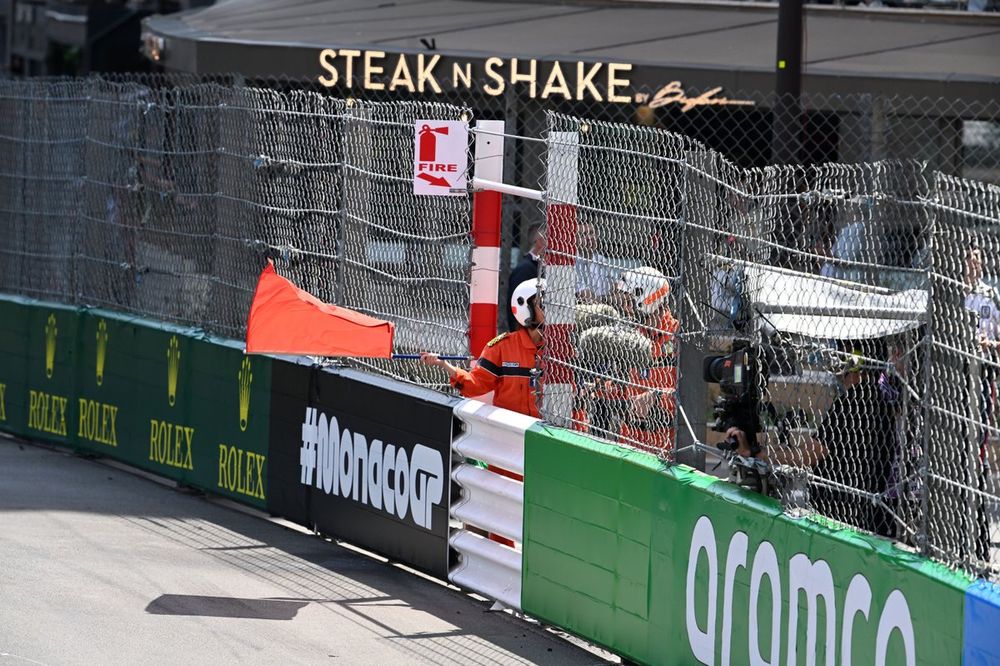 Um marechal agita a bandeira vermelha após um acidente envolvendo Sergio Perez, da Red Bull Racing, Kevin Magnussen, da Haas F1 Team, e Nico Hulkenberg, da Haas F1 Team, na volta inicial