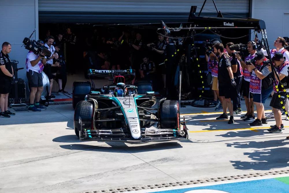 Andrea Kimi Antonelli, Mercedes F1 W15, sale del garaje