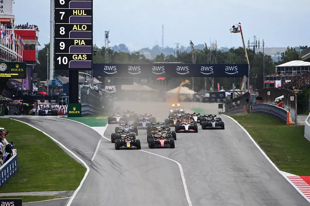 Max Verstappen, Red Bull Racing RB19, Carlos Sainz, Ferrari SF-23, Lewis Hamilton, Mercedes F1 W14, Lance Stroll, Aston Martin AMR23, Lando Norris, McLaren MCL60, the rest of the field at the start