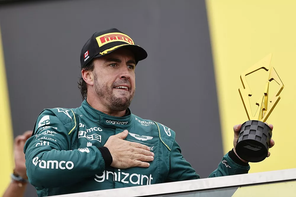Fernando Alonso, Aston Martin F1 Team, 2&deg; posizione, con il suo trofeo