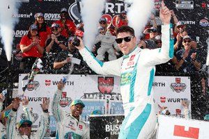 Hamlin se impone a Larson en la cita de la NASCAR Cup en Dover