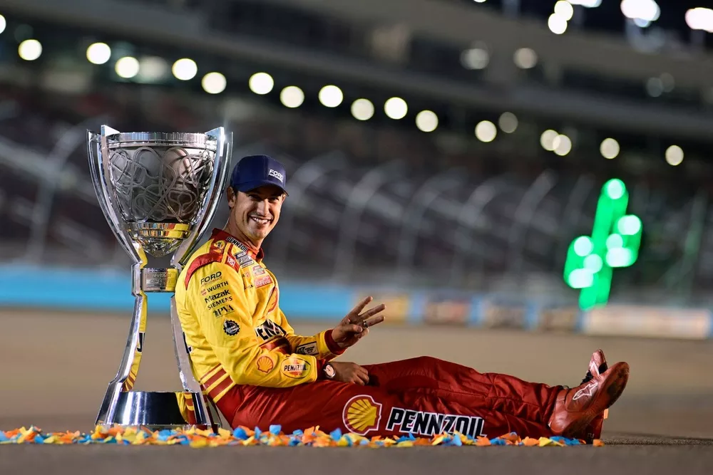 Champion Joey Logano, Team Penske, Shell Pennzoil Ford Mustang