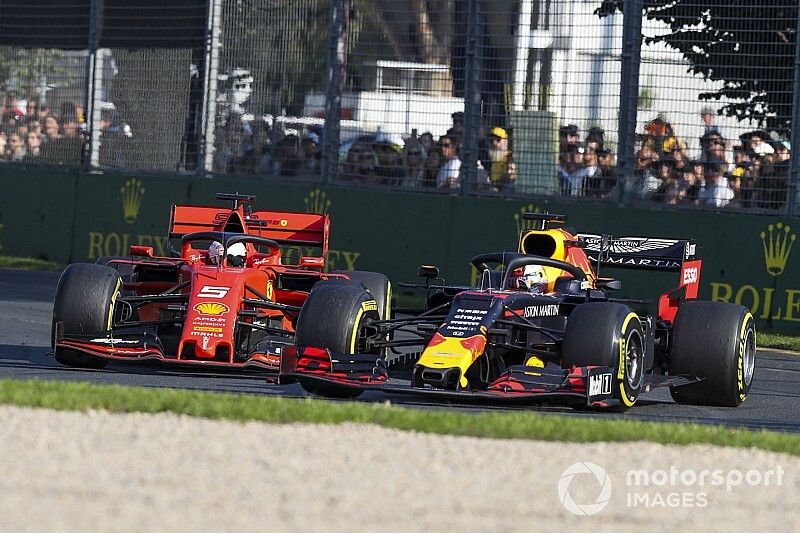 Max Verstappen, Red Bull Racing RB15 pasa a Sebastian Vettel, Ferrari SF90 