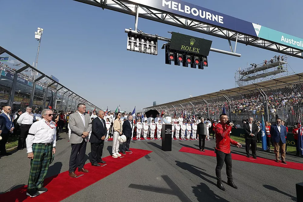 El himno australiano antes de la salida