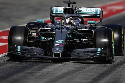 Mercedes: kezdeni kell valamit az első gumik szemcsésedésével