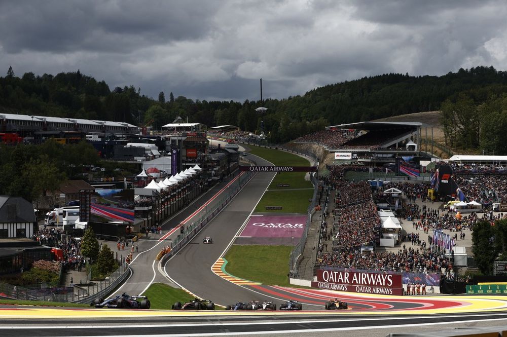 Esteban Ocon, Alpine A523, lidera Zhou Guanyu, Alfa Romeo C43, Logan Sargeant, Williams FW45, e o restante da equipe na largada