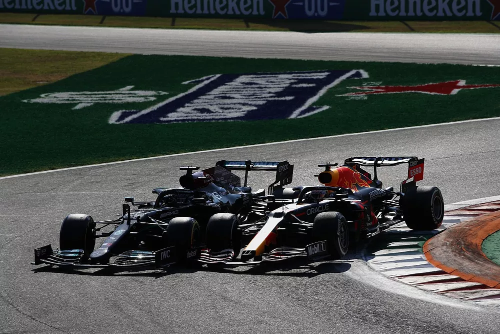 Le crash entre Lewis Hamilton, Mercedes W12, et Max Verstappen, Red Bull Racing RB16B