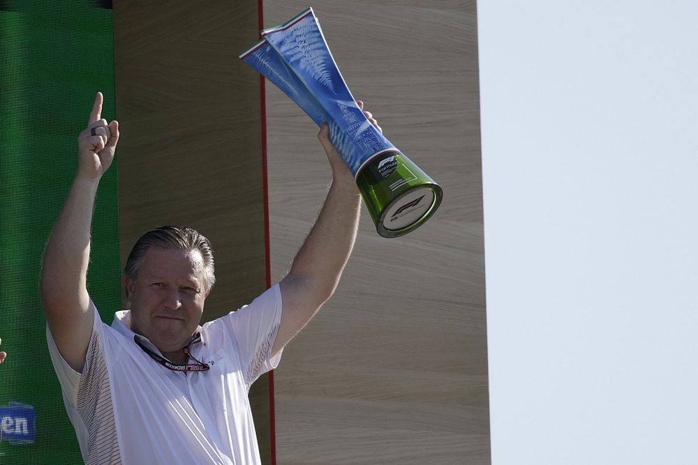Zak Brown, director general de McLaren Racing, con el trofeo de Constructores