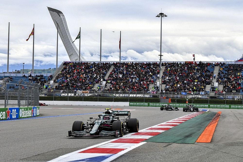 Sebastian Vettel, Aston Martin AMR21, Pierre Gasly, AlphaTauri AT02