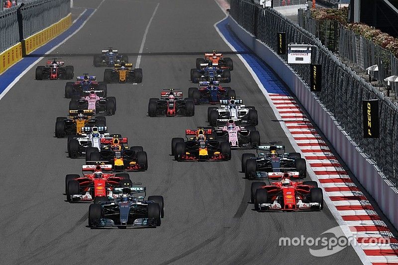 Valtteri Bottas, Mercedes AMG F1 W08  y Sebastian Vettel, Ferrari SF70H