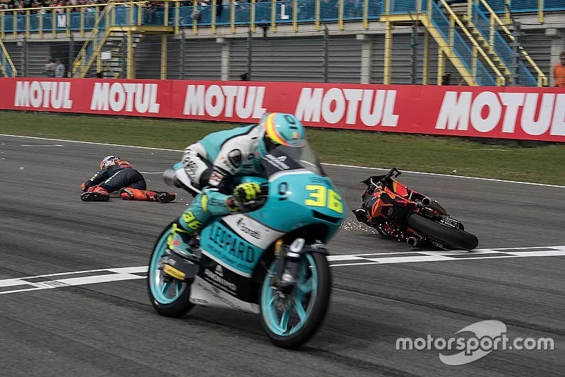 Joan Mir, Leopard Racing, Bo Bendsneyder, Red Bull KTM Ajo crasht