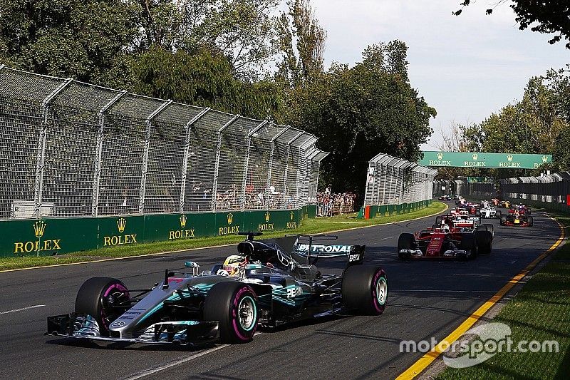 Lewis Hamilton, Mercedes AMG F1 W08, lidera a Sebastian Vettel, Ferrari SF70H, Valtteri Bottas, Merc