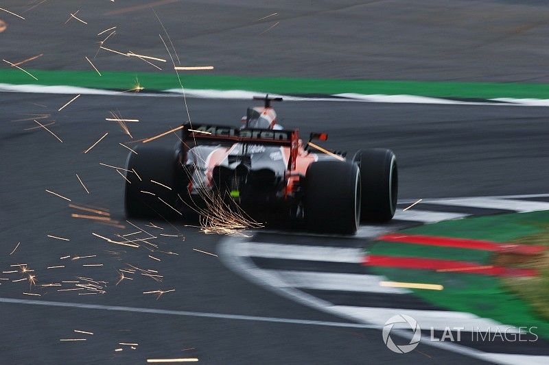 Fernando Alonso, McLaren MCL32, desprende chispas