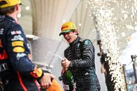 El consejo de Verstappen para Antonelli tras un año inconsistente en la F1