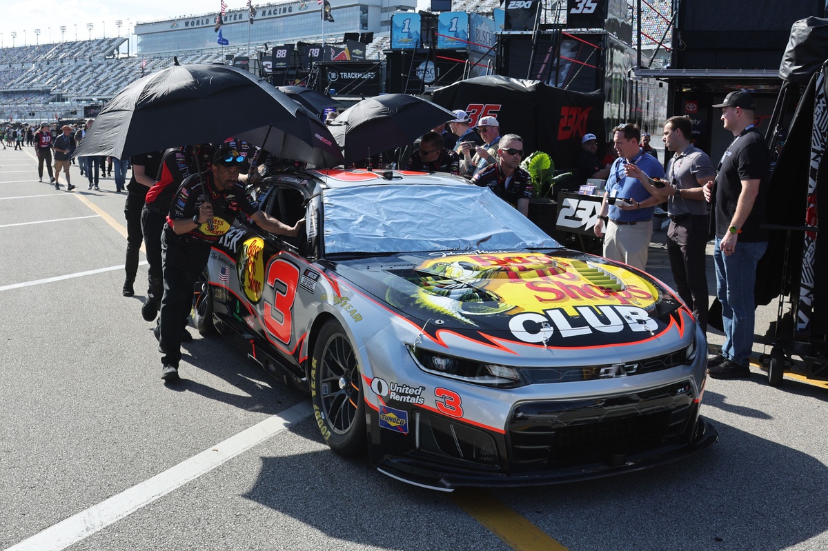 Two NASCAR Cup car chiefs ejected after Atlanta inspection failures
